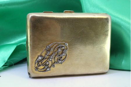  Caixa de toilette em prata dourada com aplicação na tampa de lascas de diamante